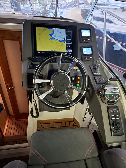 Marex 320ACC med Yanmar 8LV-370, V8 diesel, c:a 550 motortimmar 4 of 24