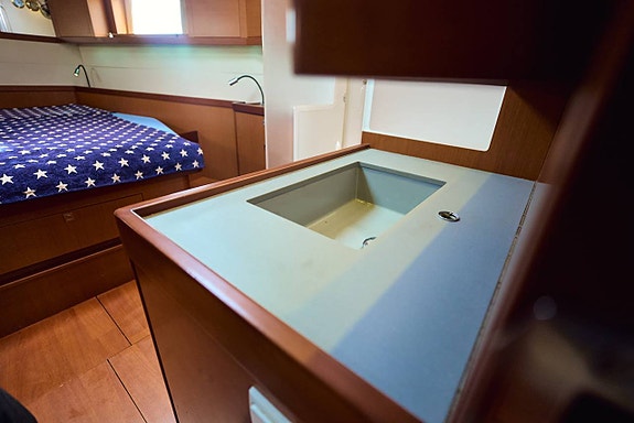 Beneteau Oceanis 48 11 of 12