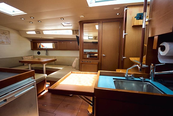 Beneteau Oceanis 48 10 of 12
