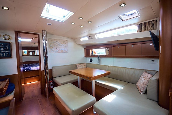 Beneteau Oceanis 48 8 of 12