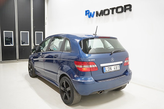 Mercedes-Benz B180 4 of 5