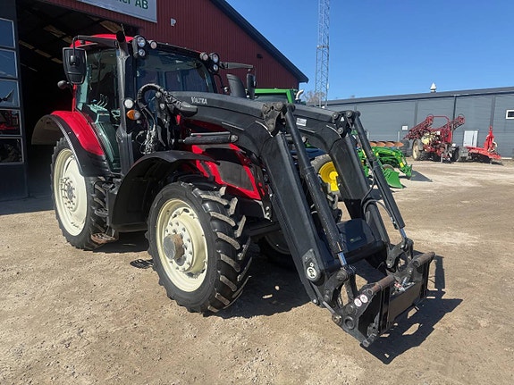 Valtra N124 med frontlastare