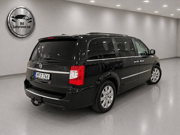 Lancia Voyager 2 of 5