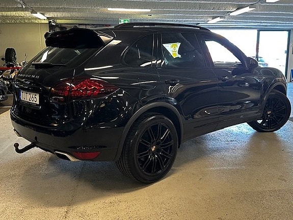 Porsche Cayenne 4 of 5
