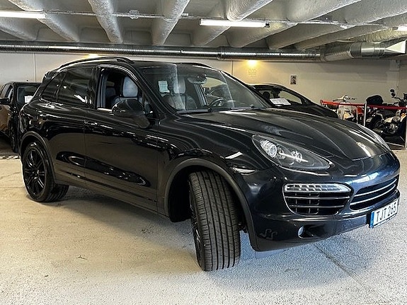 Porsche Cayenne 2 of 5