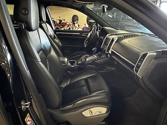 Porsche Cayenne 5 of 5