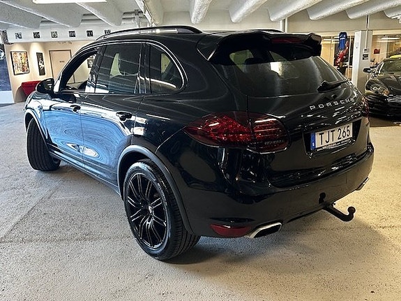 Porsche Cayenne 3 of 5