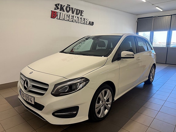 Mercedes-Benz B180 2 of 5