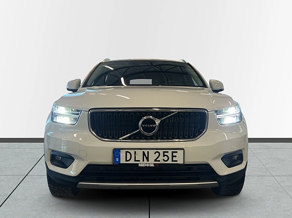 Volvo XC40 2 of 5