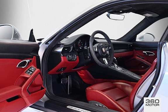Porsche 911 Carrera 4 GTS 9 of 14