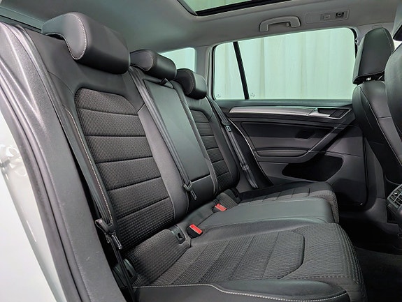 Volkswagen Golf Alltrack 14 of 16