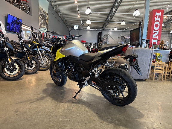 Honda CB750 Hornet 4 of 5