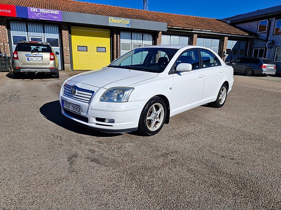 Toyota Avensis 2 of 5