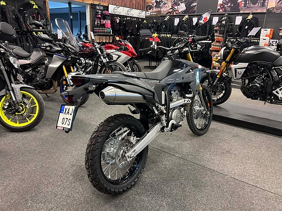 Suzuki DRZ-4S 5 of 5