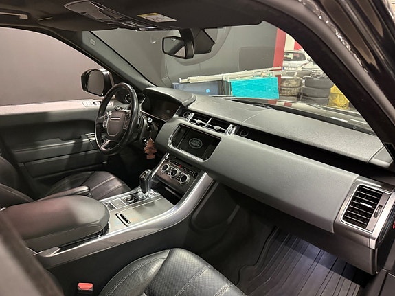 Land Rover Range Rover Sport 18 of 29