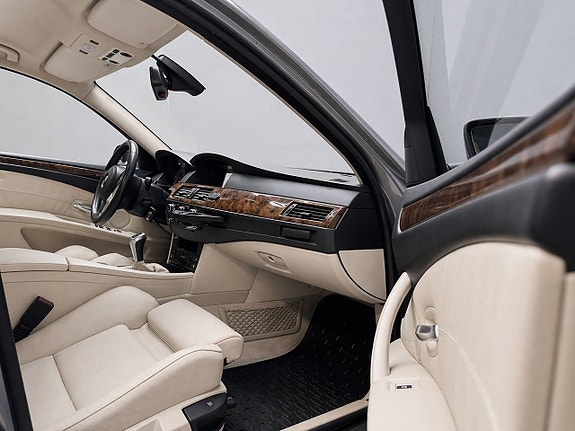 BMW 523i 14 of 17