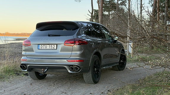Porsche Cayenne S 4 of 5