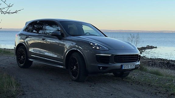 Porsche Cayenne S 2 of 5