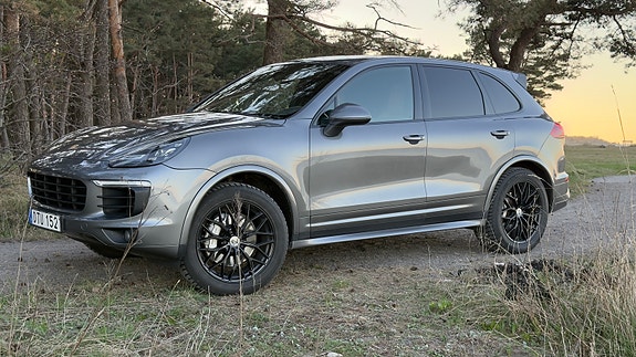 Porsche Cayenne S 5 of 5