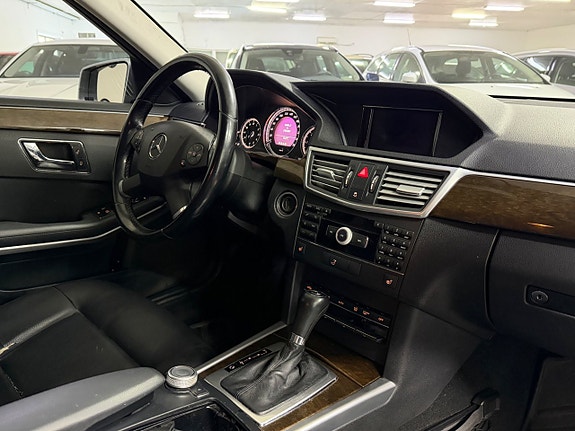 Mercedes-Benz E220 13 of 13