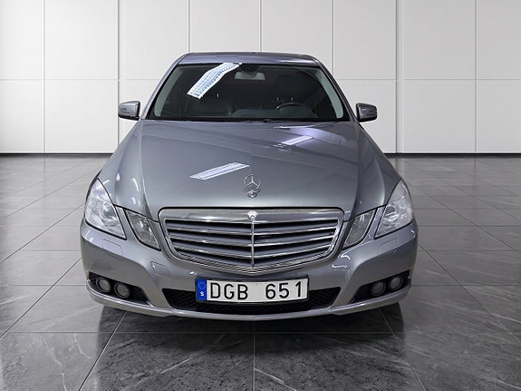 Mercedes-Benz E220 2 of 13