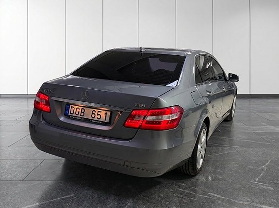 Mercedes-Benz E220 7 of 13