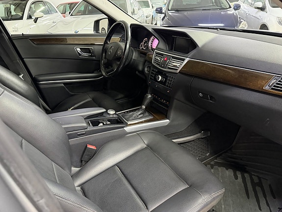 Mercedes-Benz E220 11 of 13