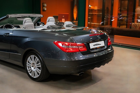 Mercedes-Benz E250 4 of 5