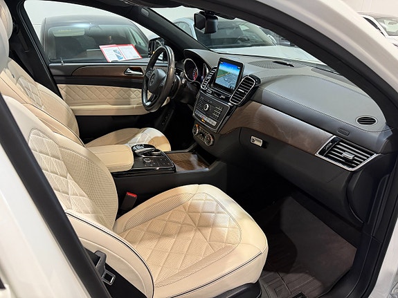 Mercedes-Benz GLE43 13 of 27