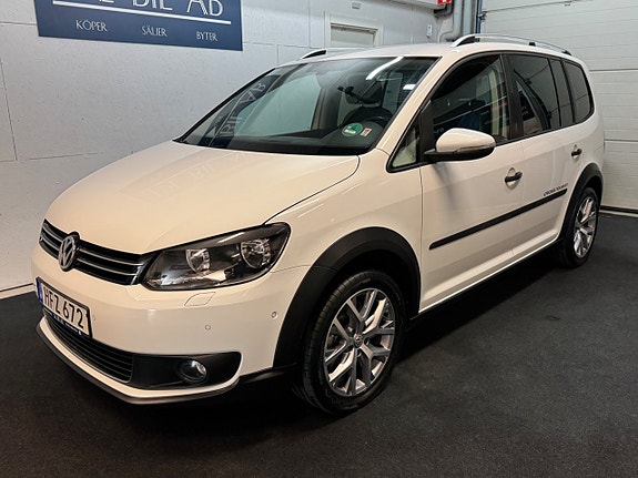 Volkswagen Touran Cross 2 of 5
