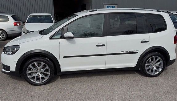 Volkswagen Touran Cross 4 of 5
