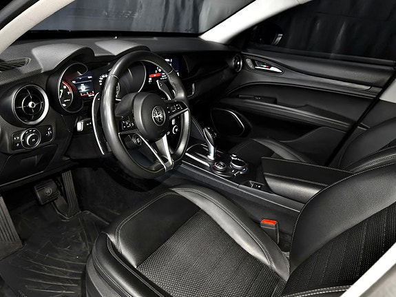Alfa Romeo Stelvio 20 of 30
