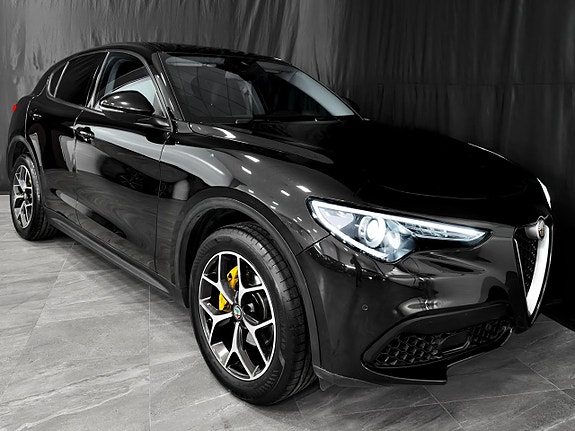 Alfa Romeo Stelvio 2 of 5