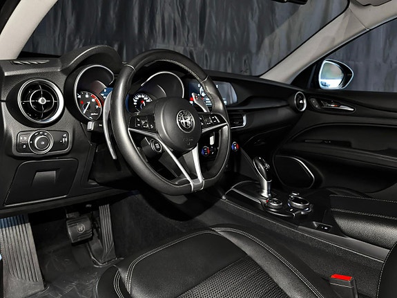 Alfa Romeo Stelvio 21 of 30