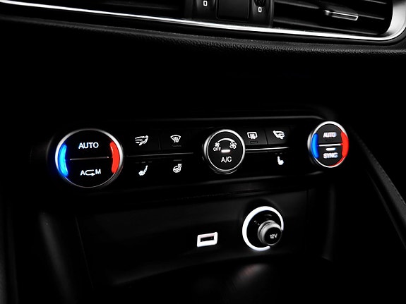 Alfa Romeo Stelvio 27 of 30