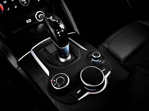 Alfa Romeo Stelvio 26 of 30