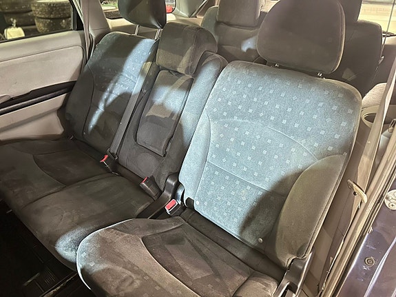 Mitsubishi Grandis 8 of 16