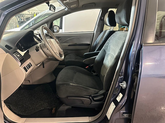 Mitsubishi Grandis 6 of 16
