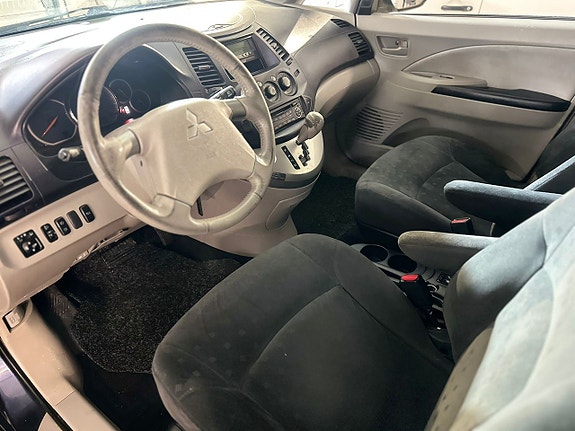 Mitsubishi Grandis 10 of 16
