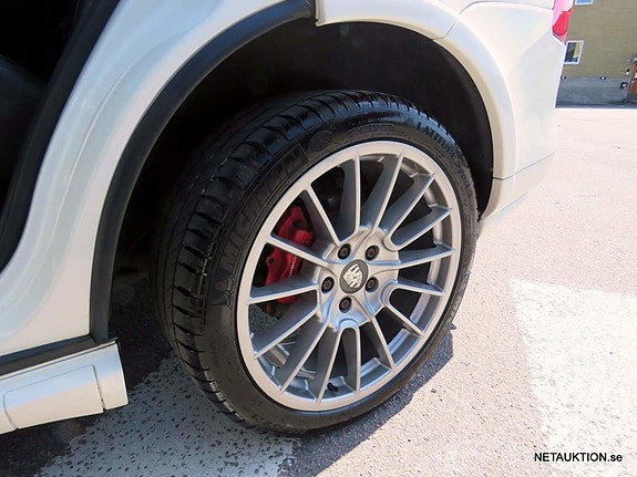 Porsche Cayenne GTS 8 of 12