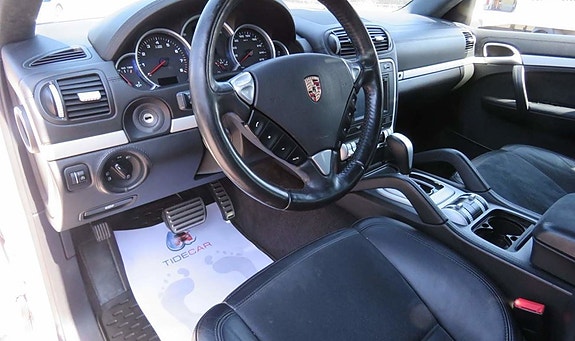 Porsche Cayenne GTS 9 of 12
