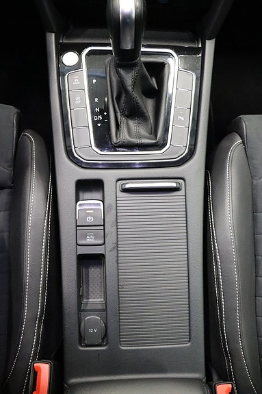 Volkswagen Passat 16 of 26