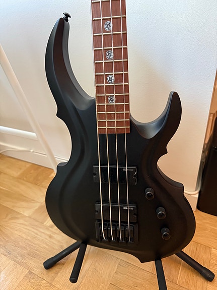 ESP LTD TA-204 FRX Tom Araya Signature model basgitarr