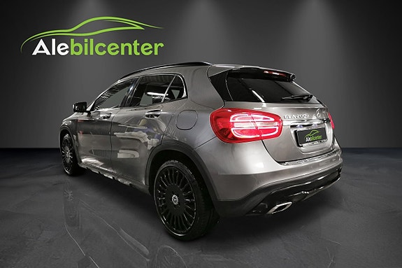Mercedes-Benz GLA200 d 2 of 5