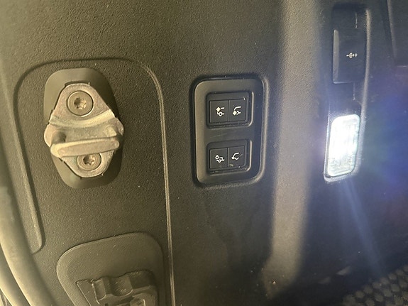 Land Rover Defender 110 23 of 23