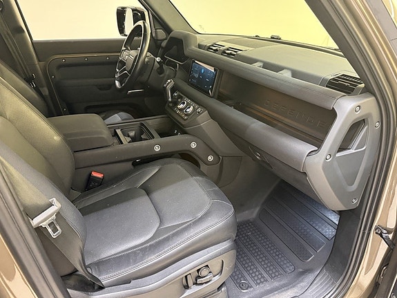 Land Rover Defender 110 16 of 23