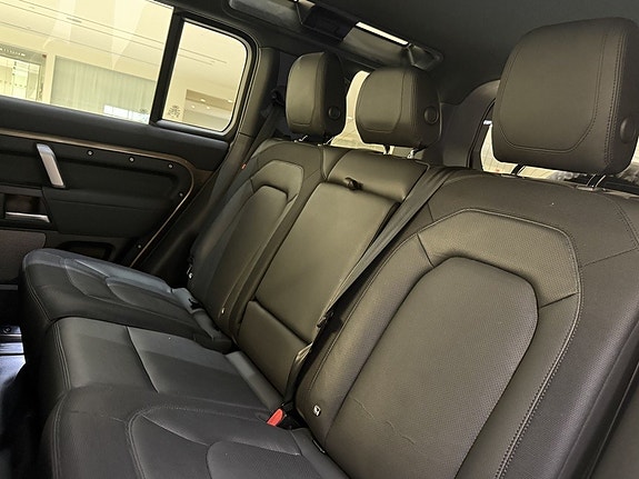 Land Rover Defender 110 19 of 23