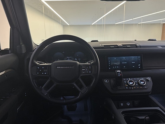 Land Rover Defender 110 12 of 23