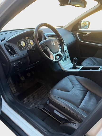 Volvo XC60 12 of 23