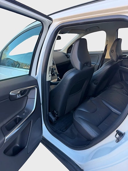 Volvo XC60 9 of 23